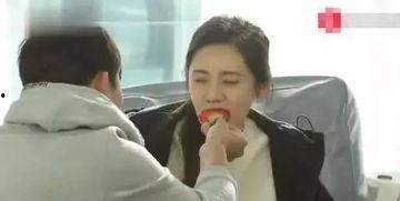 韩国明星在家吃草莓,草莓盛宴温馨瞬间