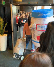 女生发个吃瓜群众,女生吃瓜事件引发全网关注