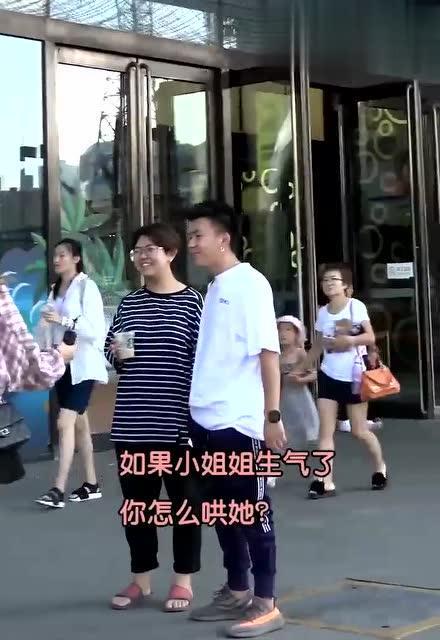 街头采访情侣吃瓜,情侣街头吃瓜，甜蜜互动引路人围观