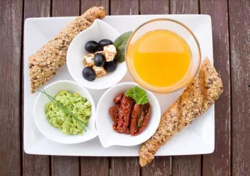 青岛头条快餐员吃饭,忙碌中的温馨一幕